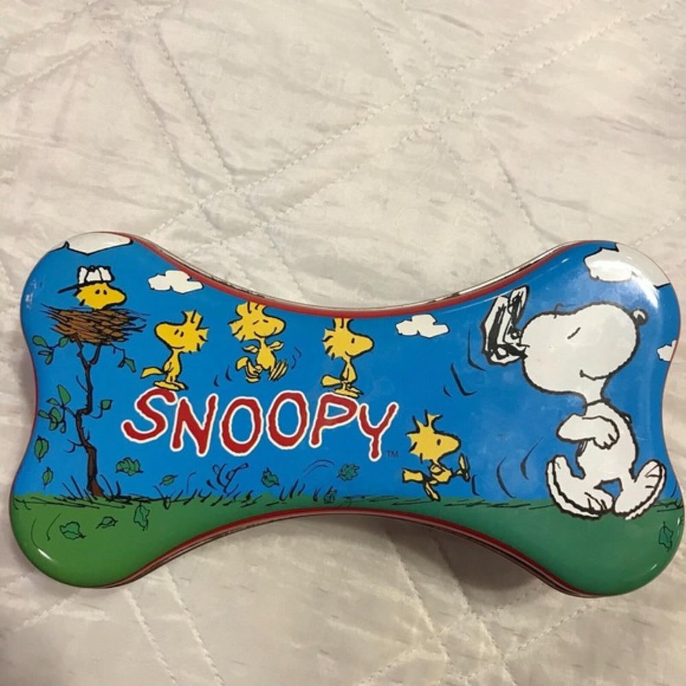 1999 Snoopy &‎ Woodstock collectors bone shaped tin
